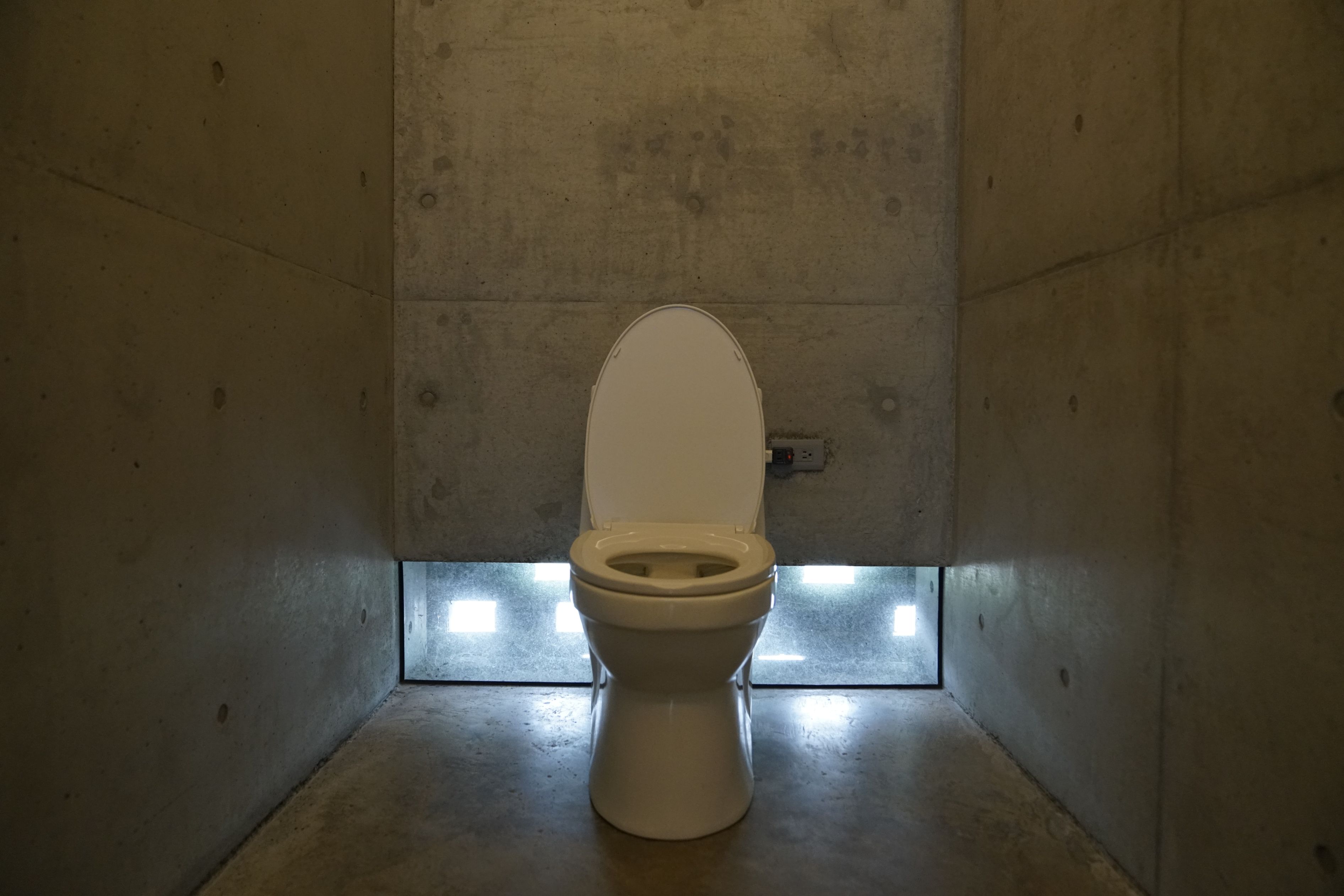 Liao Chien-Chung │ Toilet │ 40 × 75 × 60 cm │ FRP, kinetic sculpture, water │ 2017