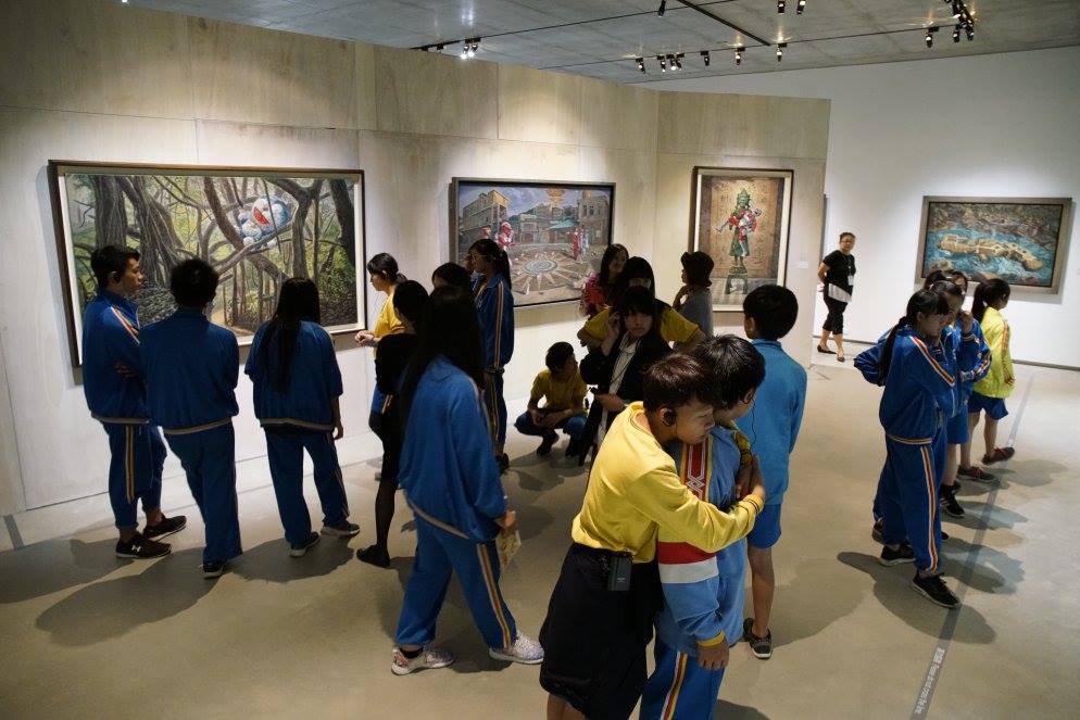 Students form their own group and are interested in discussing the paintings of the artist