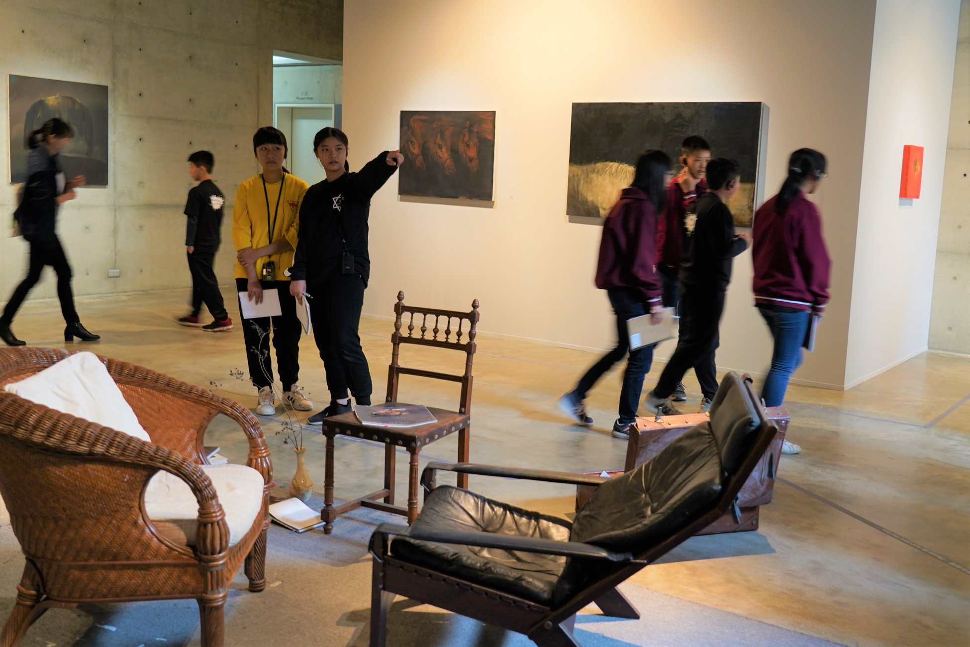  The students stopped in front of Mr. Li Zuxin's studio to discuss the works
