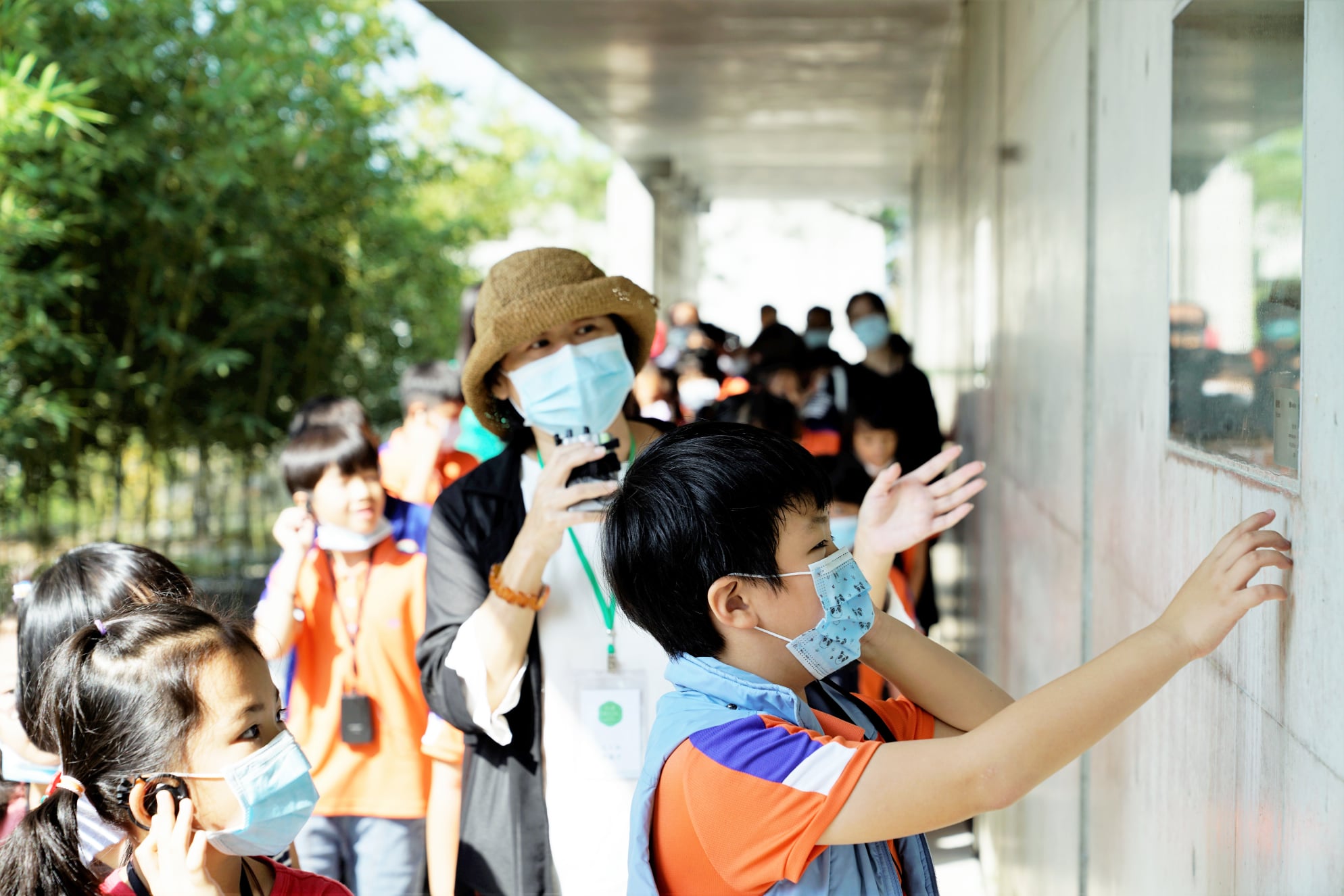 用徒步的方式孩童們便可來訪美術館觀看《廖建忠—現場》展覽。