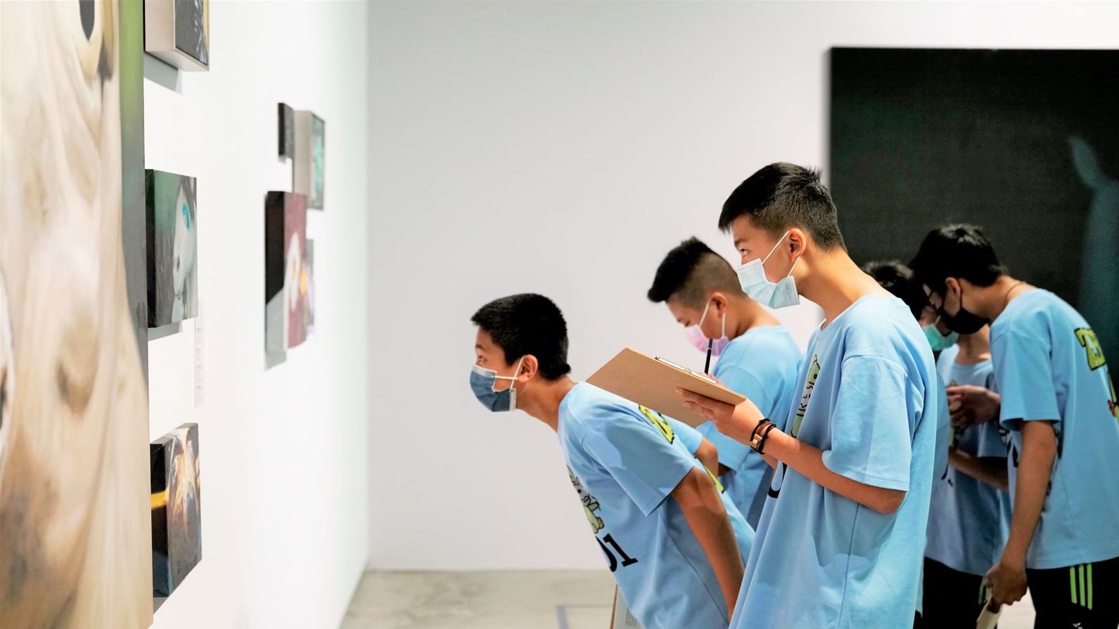 同學們仔細觀察藝術家林彥瑋的作品，並將自己最喜歡的作品填在學習單中。