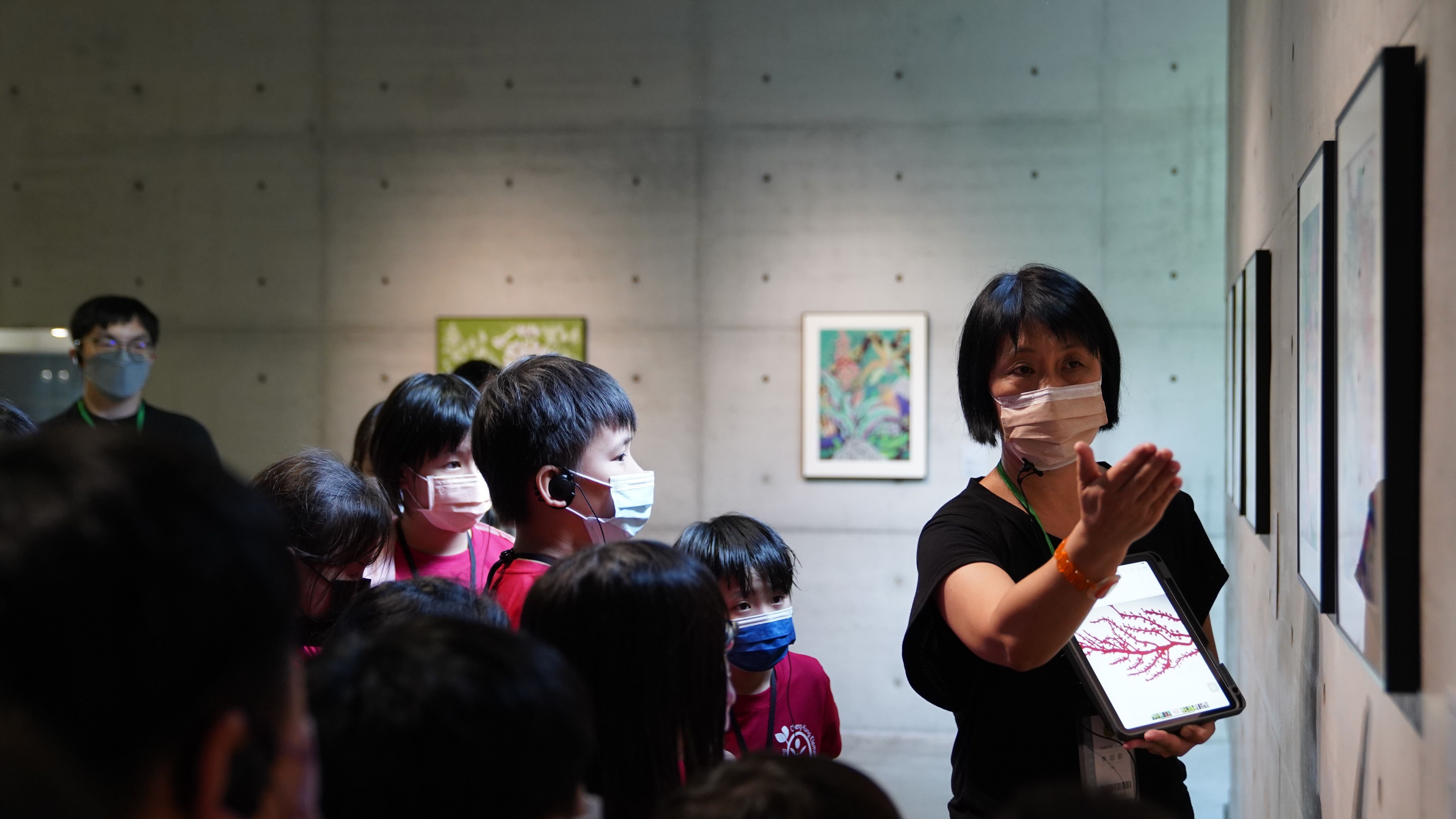 導覽員韶齡老師以互動的方式引導學童將眼前畫作與生活經驗連結
